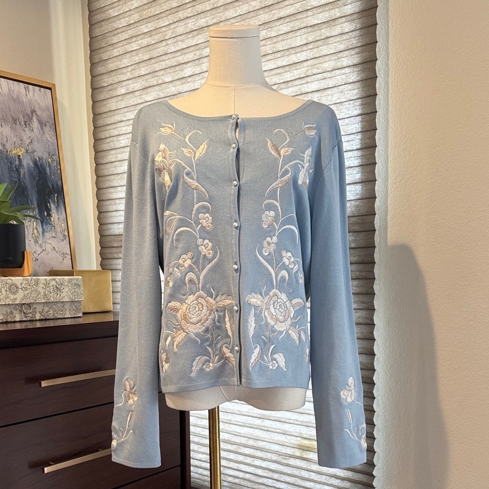 Woman's Peck & Peck Floral Embroidered Blue Silk Cardigan. Size L